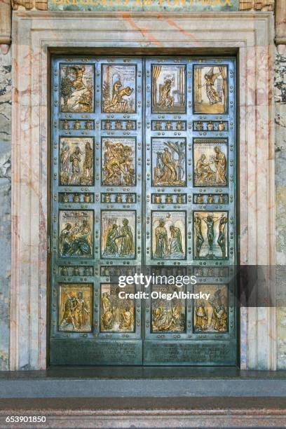 la puerta santa de roma, ciudad del vaticano, basílica de san pedro. - basílica de san pedro fotografías e imágenes de stock