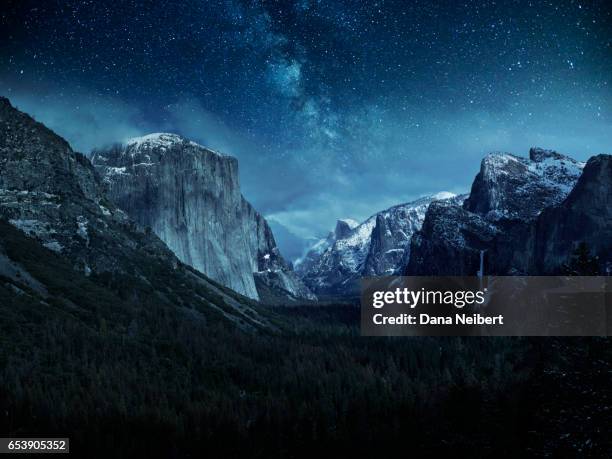 stars over a snow covered el capitan and half dome in yosemite national park - yosemite national park stock-fotos und bilder