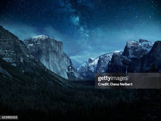 stars over a snow covered el capitan and half dome in yosemite national park - yosemite valley - fotografias e filmes do acervo