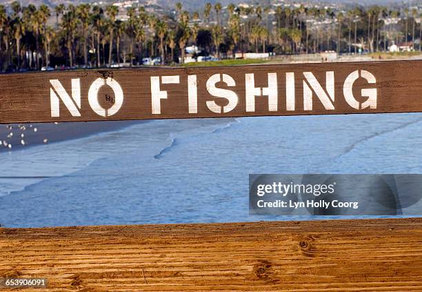no fishing sign with sea in background - lyn holly coorg - fotografias e filmes do acervo