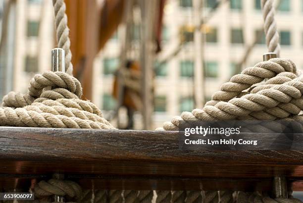 close up of rope on sailing ship - lyn holly coorg - fotografias e filmes do acervo