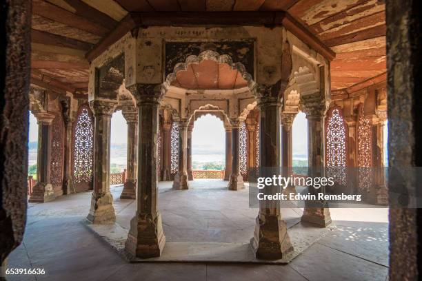 columns inside the fort - agra fotografías e imágenes de stock