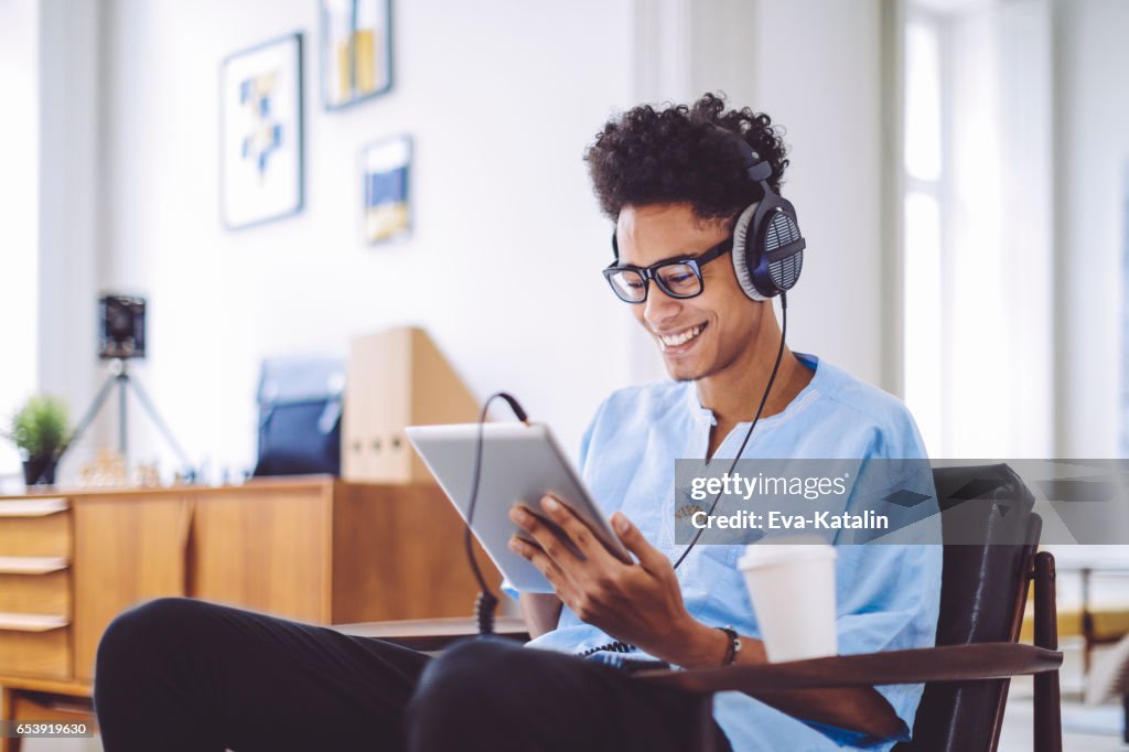 Joven es escuchar música en casa