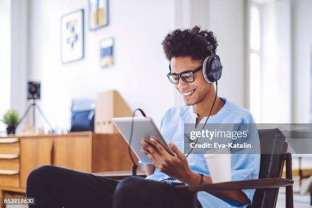 jongeman is luisteren muziek thuis - young adults coffee stockfoto's en -beelden