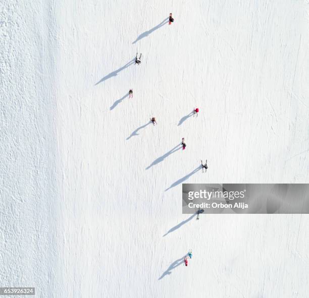 luftaufnahme der skifahrer - slalom skiing stock-fotos und bilder
