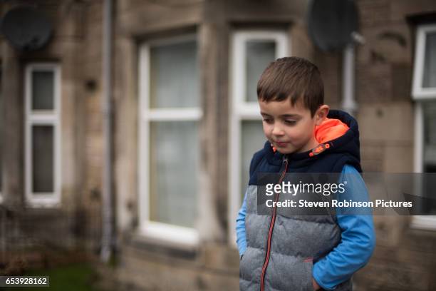 boy and the houses - homeless child stock-fotos und bilder