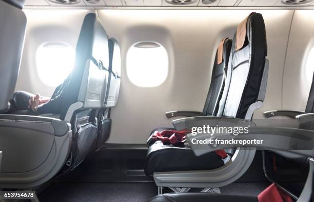 flugzeugsitz im flugzeug - armlehne stock-fotos und bilder