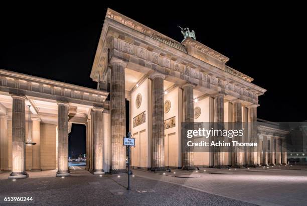 brandenburg gate, berlin, germany, europe - aufnahme von unten 個照片及圖片檔