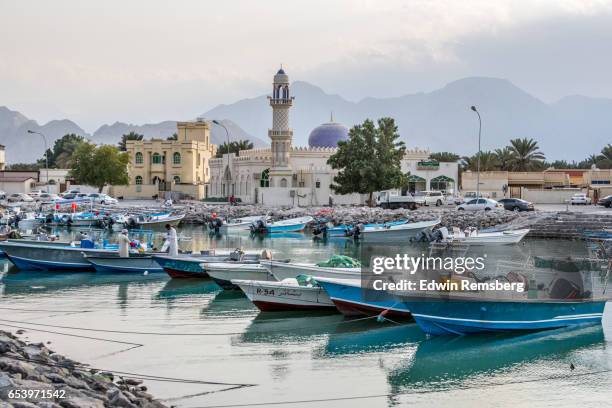 men at khasab harbor - oman khasab stock pictures, royalty-free photos & images
