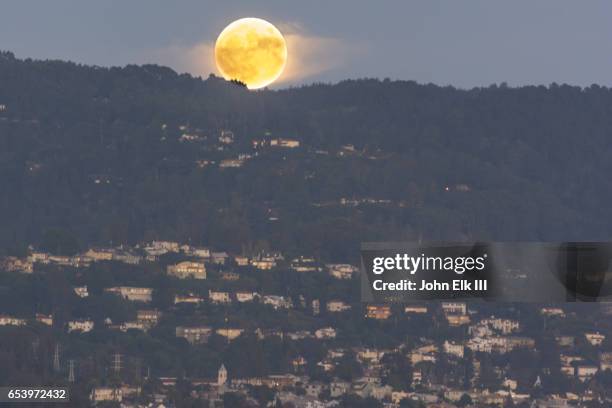 2016 super moon rise over oakland hills - oakland house stock pictures, royalty-free photos & images