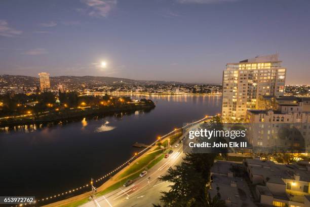 super moon rise over oakland hills with lake merritt - oakland hills fotografías e imágenes de stock
