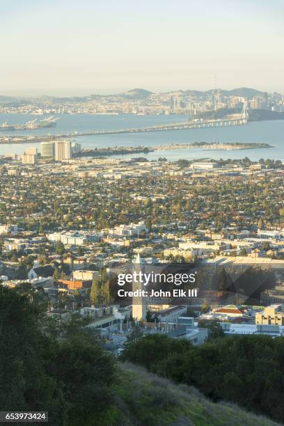 san francisco skyline with uc berkeley campus - university of california san francisco stock-fotos und bilder