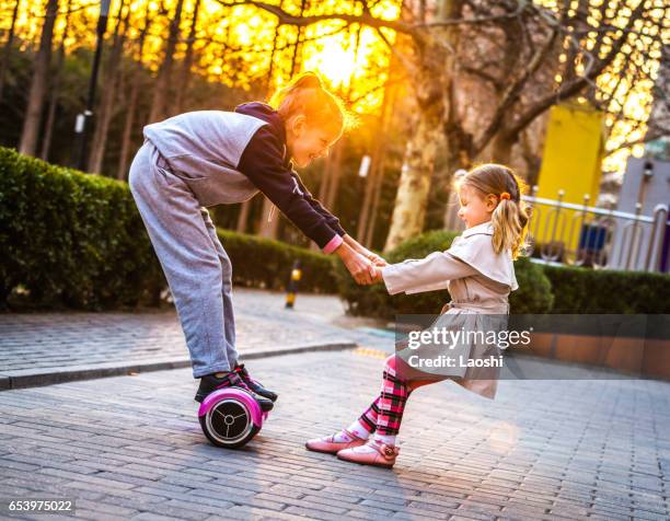 duas garotas com segway - hoverboard - fotografias e filmes do acervo