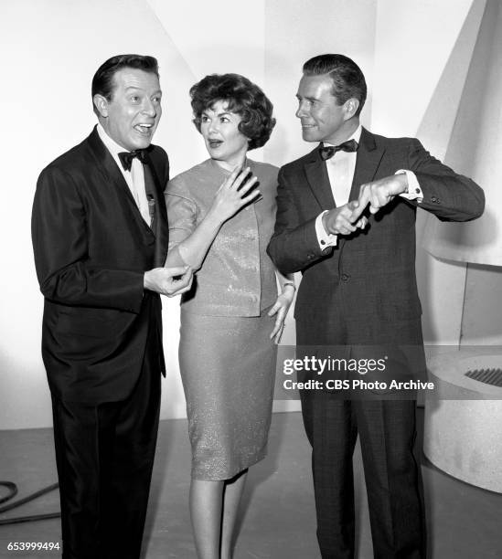 Television game show Stump the Stars . Features from left: producer and host Mike Stokey, and guests Barbara Hale and John Forsythe. Image dated...