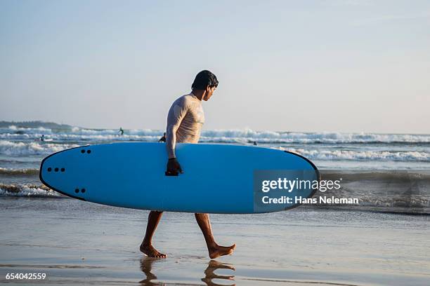 surfer walking with board on beach - tee srilanka stock pictures, royalty-free photos & images