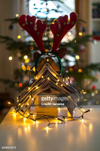 christmas tree formed with books and christmas lights - lacaosa stock-fotos und bilder
