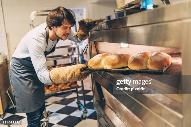 bereit für die anzeige in der backstube frisch gebackenes brot - bakery display stock-fotos und bilder