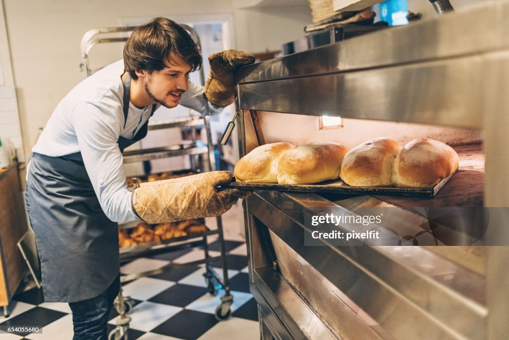 Prontos para exibição na padaria de pão acabado de cozer