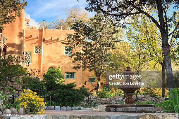courtyard in southwest home - santa fe stockfoto's en -beelden