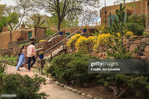 couple arriving to inn - santa fe stockfoto's en -beelden
