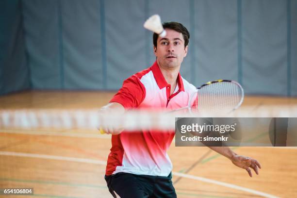 hombre jugando a bádminton - badminton fotografías e imágenes de stock