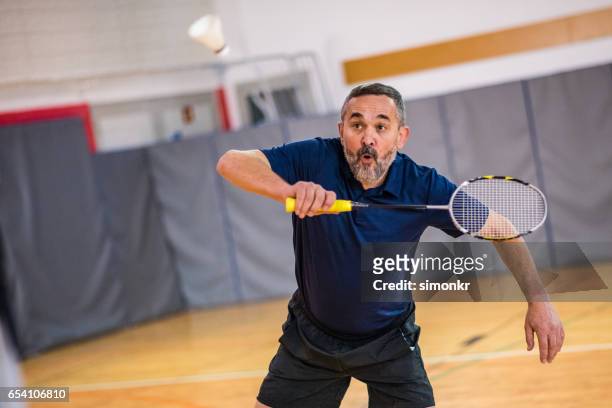 man badminton spielen - playing badminton stock-fotos und bilder
