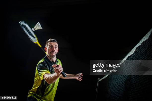 man spelen badminton - badminton sport stockfoto's en -beelden