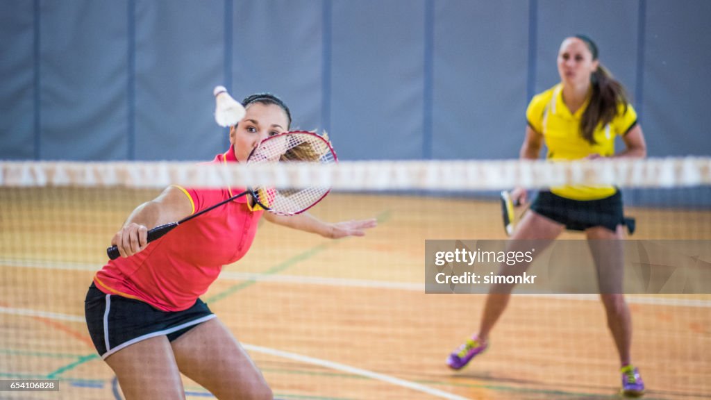 Frau spielen badminton