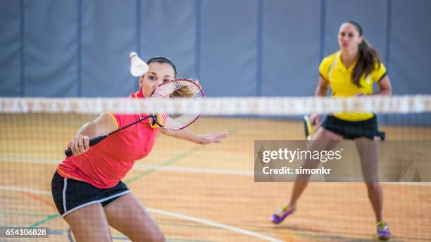 frau spielen badminton - playing badminton stock-fotos und bilder