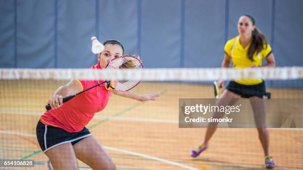 femme jouant de badminton - badminton sport photos et images de collection