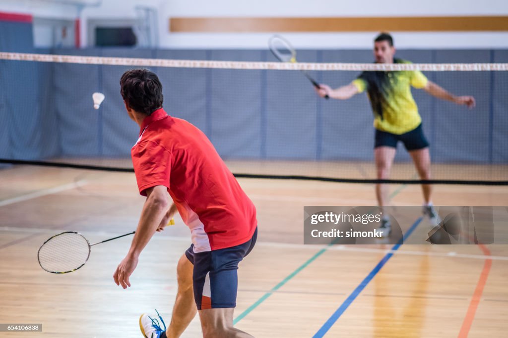 Man spelen badminton