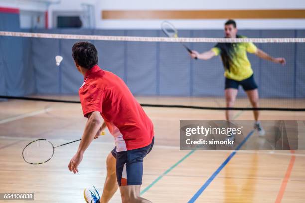 man spelen badminton - championship round two stockfoto's en -beelden