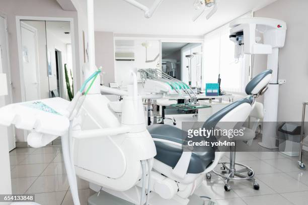 equipo dental dental y gabinete - suction tube fotografías e imágenes de stock
