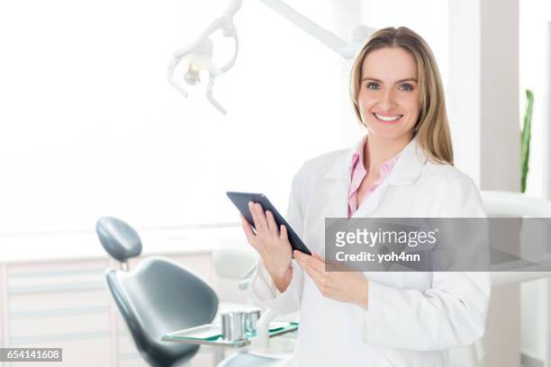 higienista dental com tablet - agenda eletrônica - fotografias e filmes do acervo