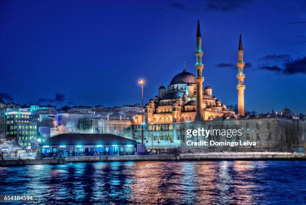 new mosque, yeni camii, at twilight - iluminado 個照片及圖片檔
