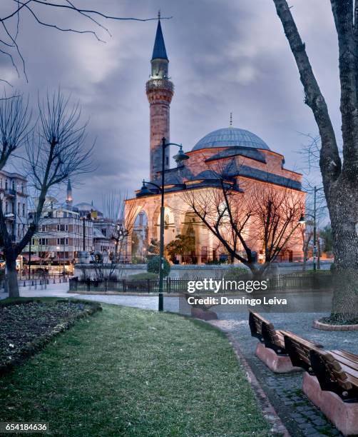 moske at dusk in istanbul, turkey - iluminado stock-fotos und bilder