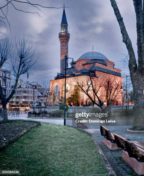 moske at dusk in istanbul, turkey - minarete stock pictures, royalty-free photos & images