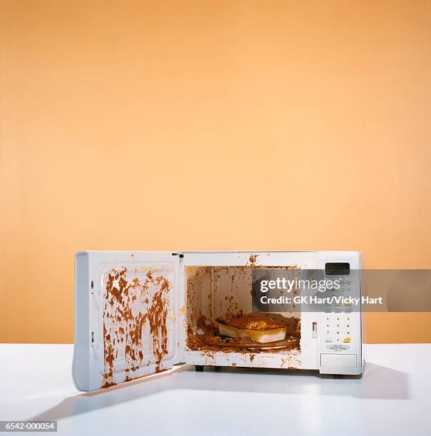 exploded meal in microwave - microwave photos et images de collection