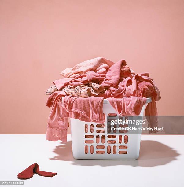 laundry turned pink - laundry stockfoto's en -beelden