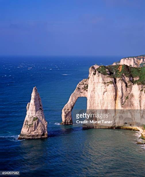 porte d'aval natural arch in etretat - ポルトダヴァル ストックフォトと画像