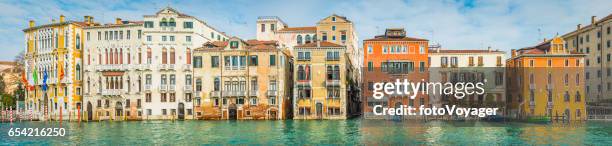 venetië panorama kleurrijke villa's langs het grand canal-italië - canal grande stockfoto's en -beelden