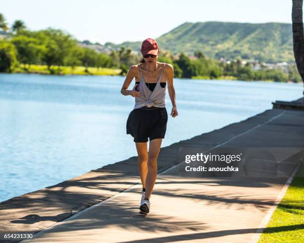 femme qui court en plein air, hawaii, usa - anorexie nerveuse photos et images de collection