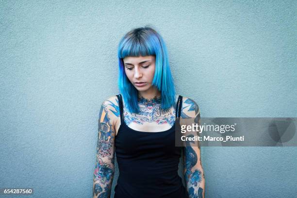 jeunes femmes tatouées avec les cheveux bleus - tatouage femme photos et images de collection
