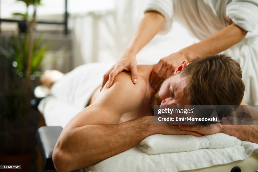 Man met rug massage in de spa van gezondheid.