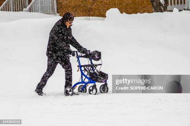 difficult winter - troisième âge stock pictures, royalty-free photos & images