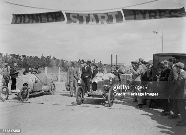 Silver Gnat of GL Hawkins and a Wolseley at the Southsea Speed Carnival, Hampshire. 1922. Artist: Bill Brunell. GN Silver Gnat 8.7 hp Event Entry No:...