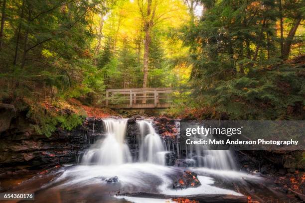 upper chapel falls in autumn - pictured rocks national lakeshore ストックフォトと画像