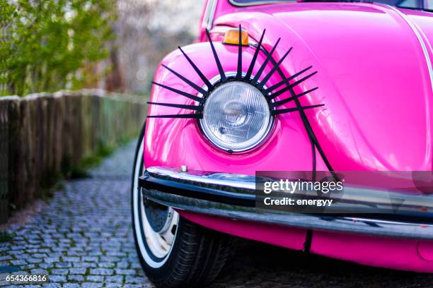 klassieke volkswagen kever - beetle car stockfoto's en -beelden