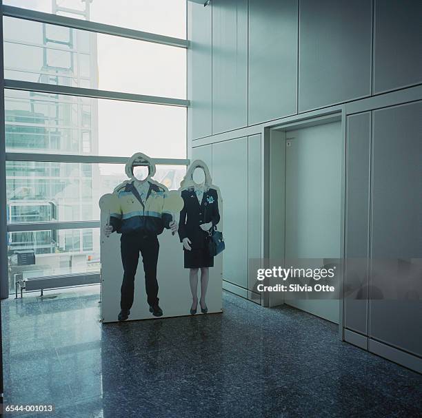 cardboard cutouts in office - uit karton gesneden figuur stockfoto's en -beelden