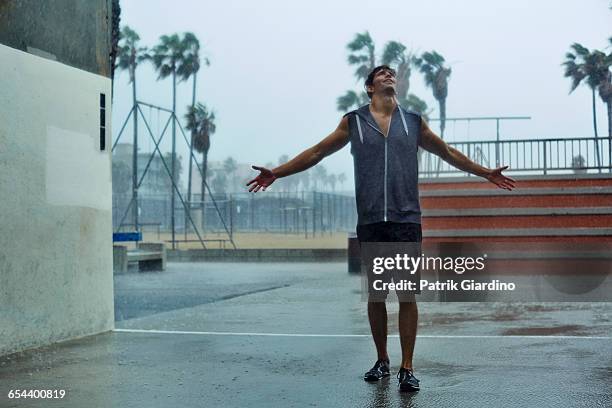 rainy day workout - wet sweatshirt foto e immagini stock